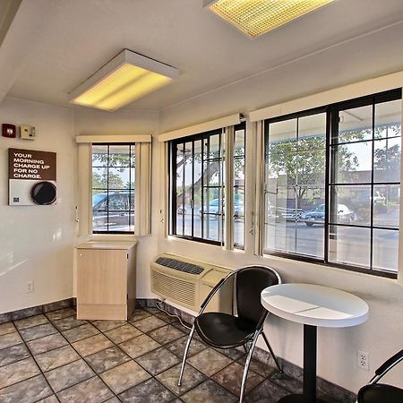 Motel 6 Milwaukee West - Брукфилд Экстерьер фото