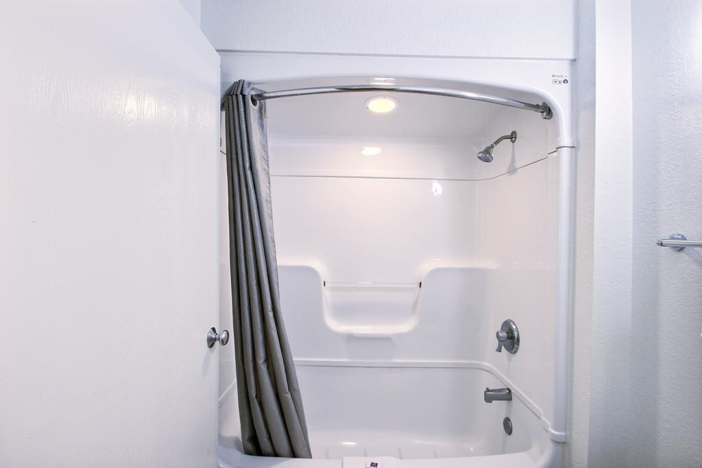 Motel 6 Milwaukee West - Брукфилд Номер фото