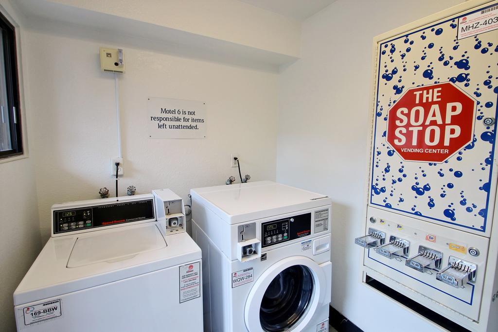 Motel 6 Milwaukee West - Брукфилд Экстерьер фото