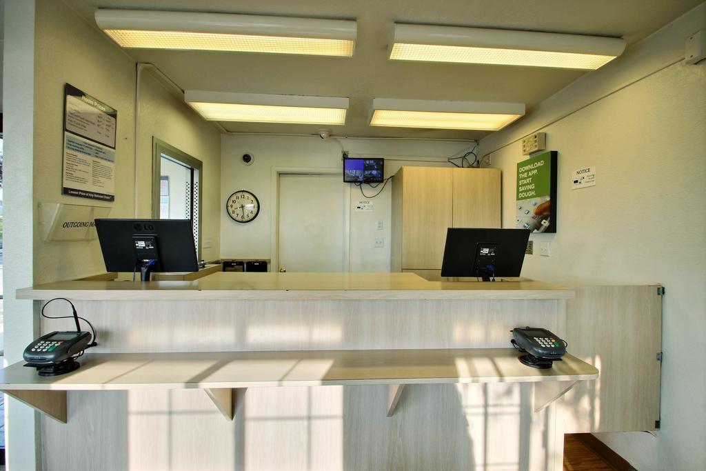 Motel 6 Milwaukee West - Брукфилд Экстерьер фото