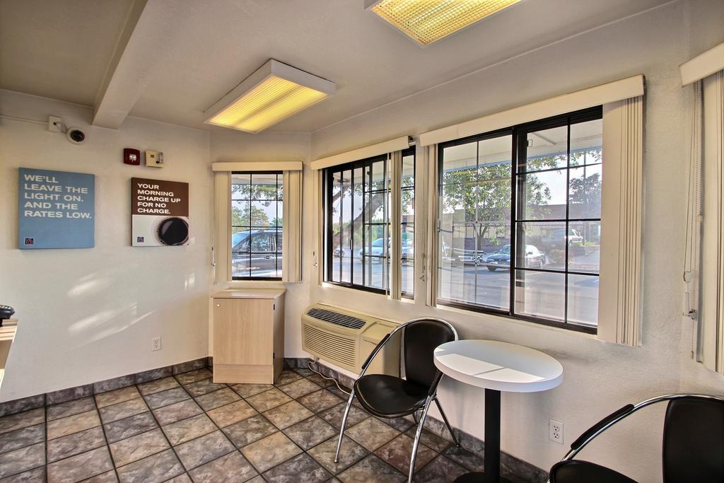 Motel 6 Milwaukee West - Брукфилд Экстерьер фото