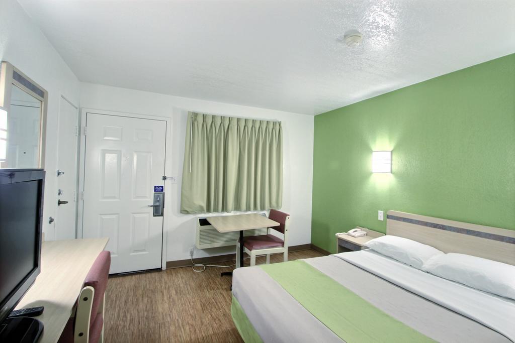 Motel 6 Milwaukee West - Брукфилд Экстерьер фото