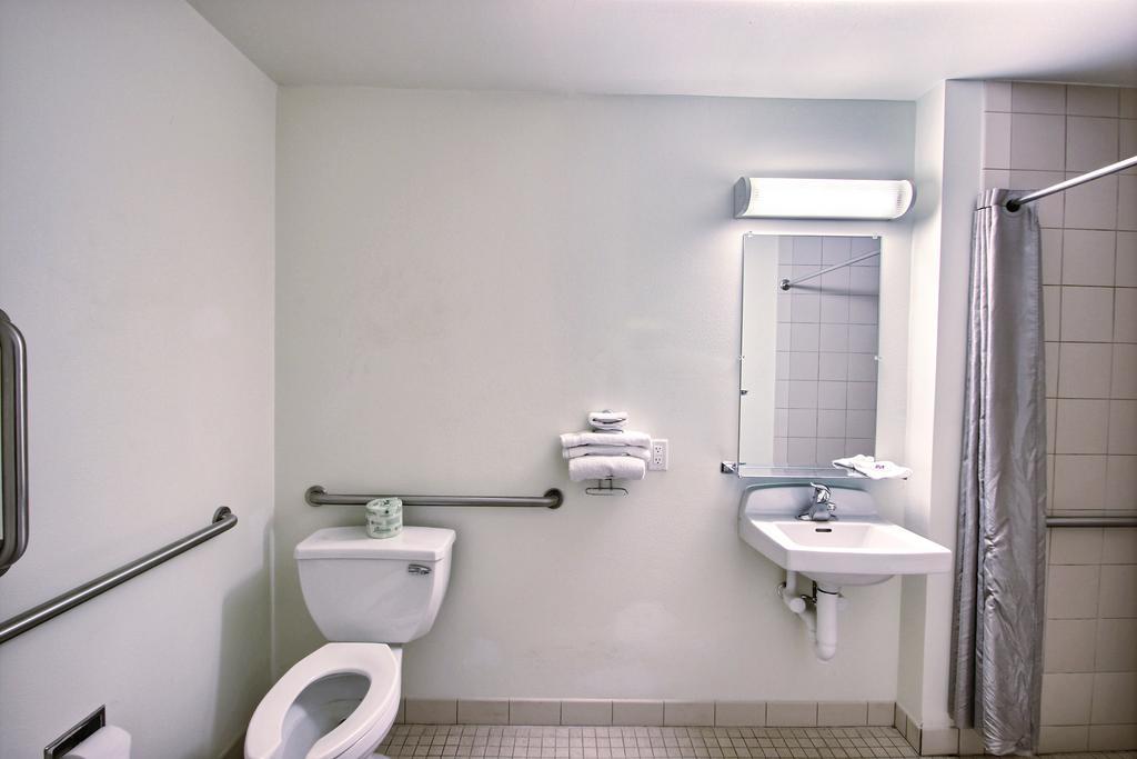 Motel 6 Milwaukee West - Брукфилд Экстерьер фото