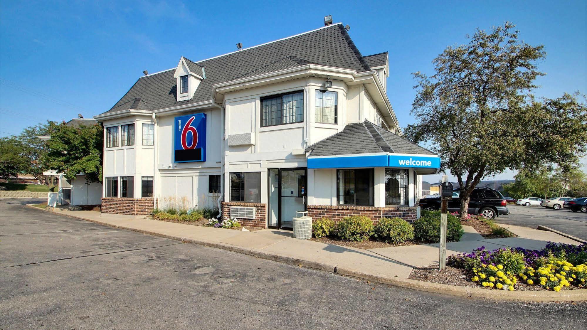 Motel 6 Milwaukee West - Брукфилд Экстерьер фото