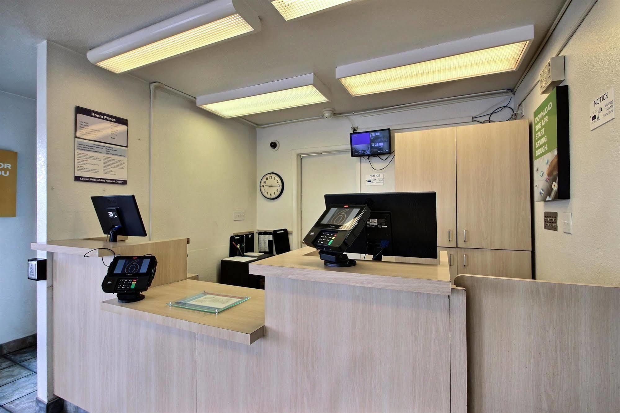 Motel 6 Milwaukee West - Брукфилд Экстерьер фото