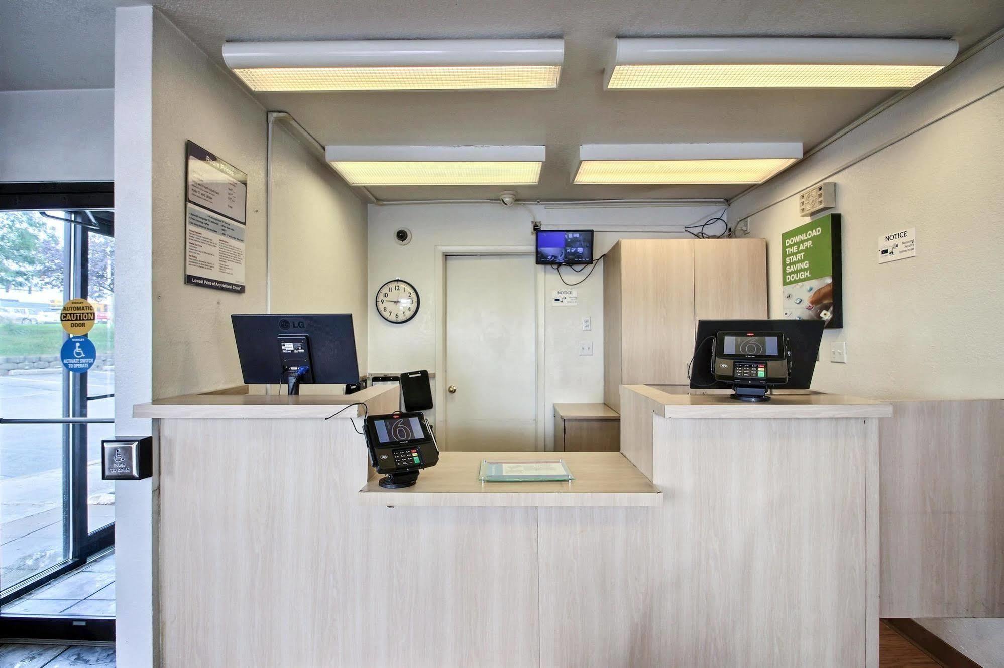 Motel 6 Milwaukee West - Брукфилд Экстерьер фото
