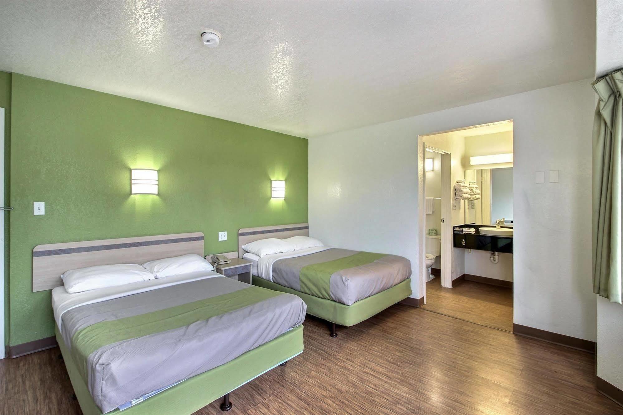 Motel 6 Milwaukee West - Брукфилд Экстерьер фото