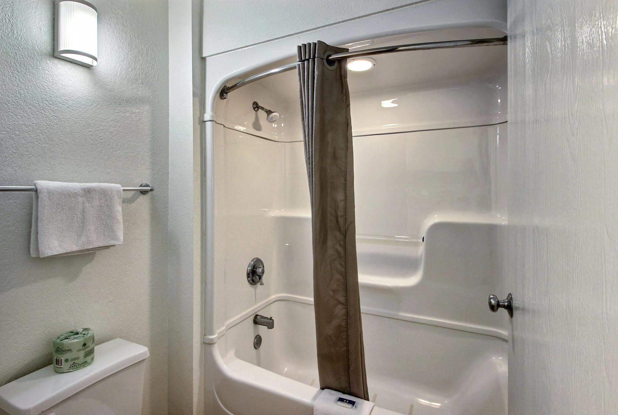 Motel 6 Milwaukee West - Брукфилд Экстерьер фото