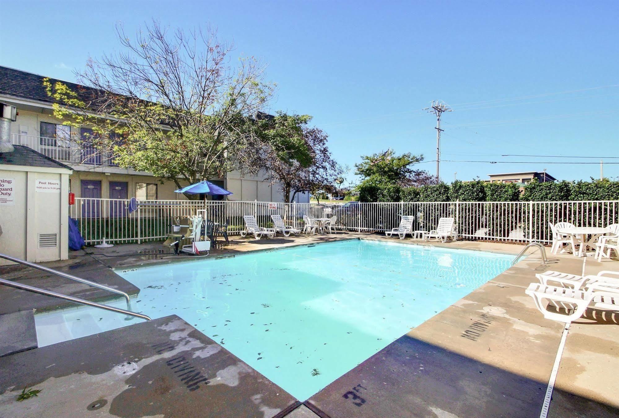 Motel 6 Milwaukee West - Брукфилд Экстерьер фото
