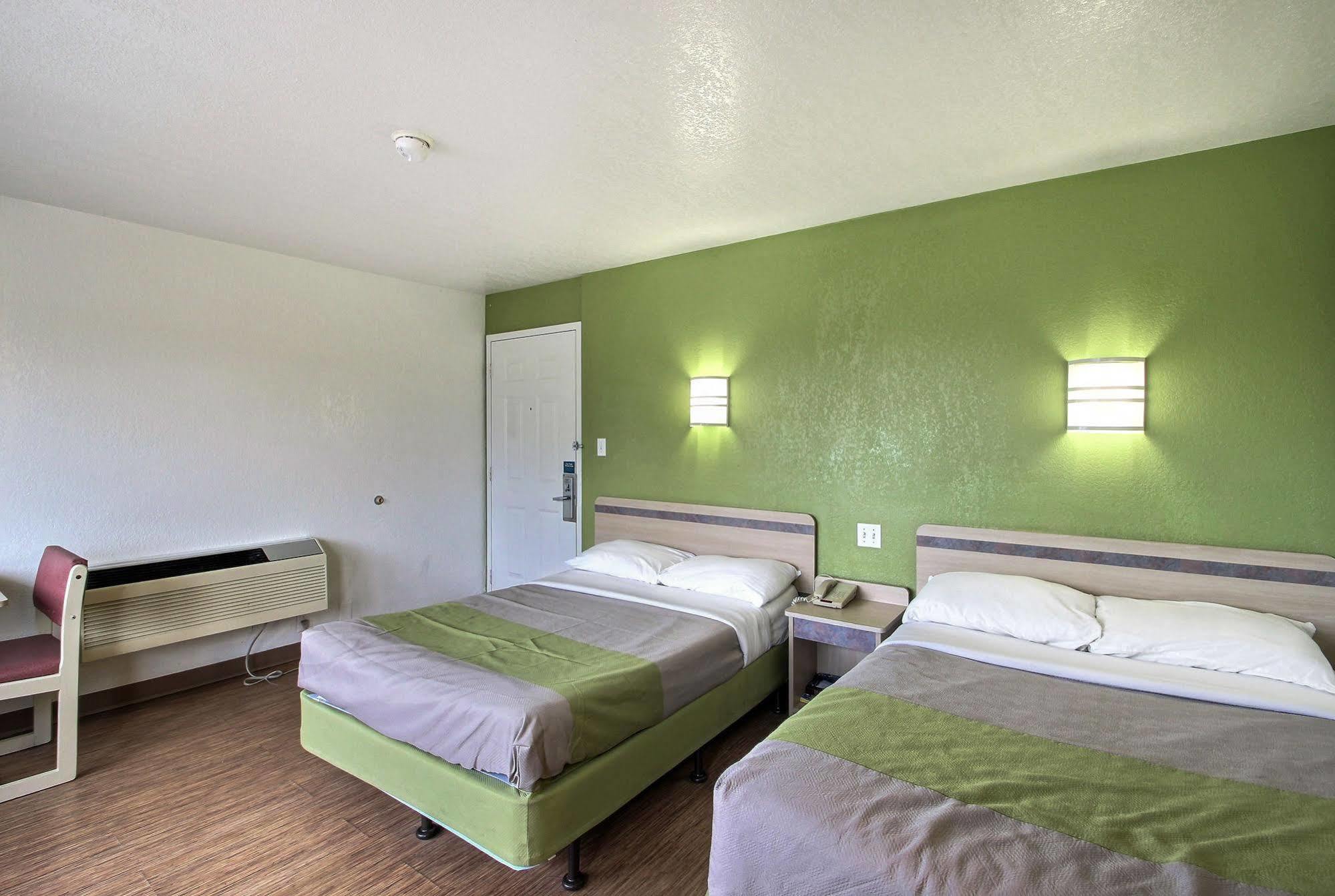Motel 6 Milwaukee West - Брукфилд Экстерьер фото