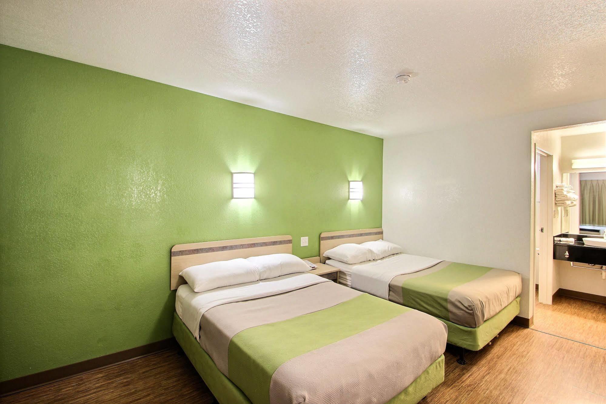 Motel 6 Milwaukee West - Брукфилд Экстерьер фото