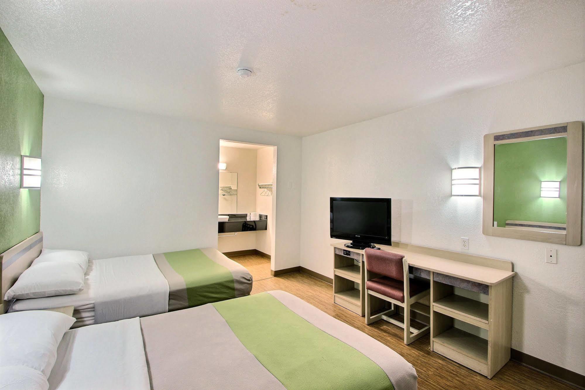 Motel 6 Milwaukee West - Брукфилд Экстерьер фото