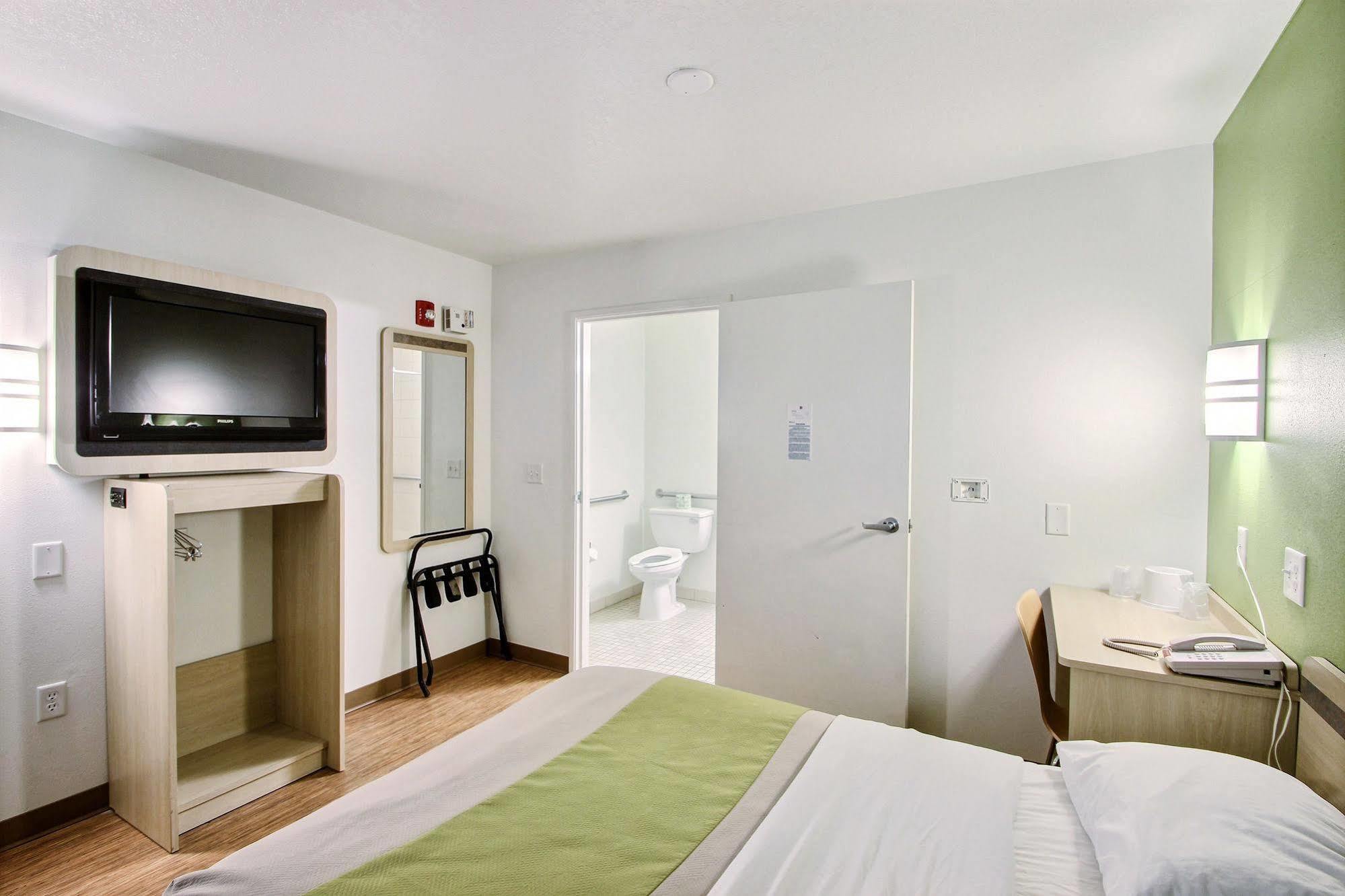 Motel 6 Milwaukee West - Брукфилд Экстерьер фото