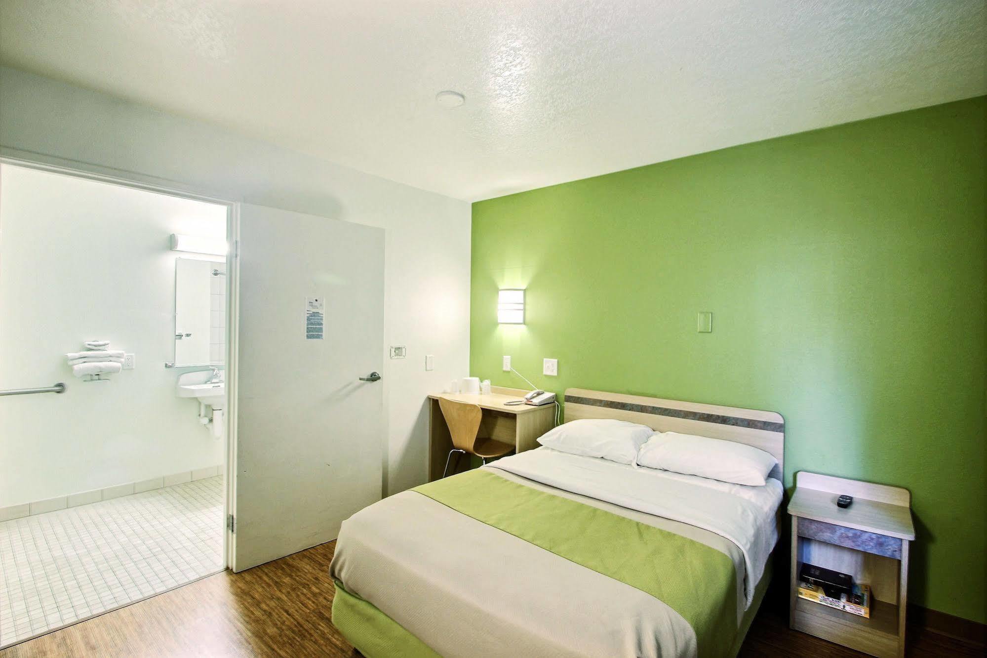 Motel 6 Milwaukee West - Брукфилд Экстерьер фото