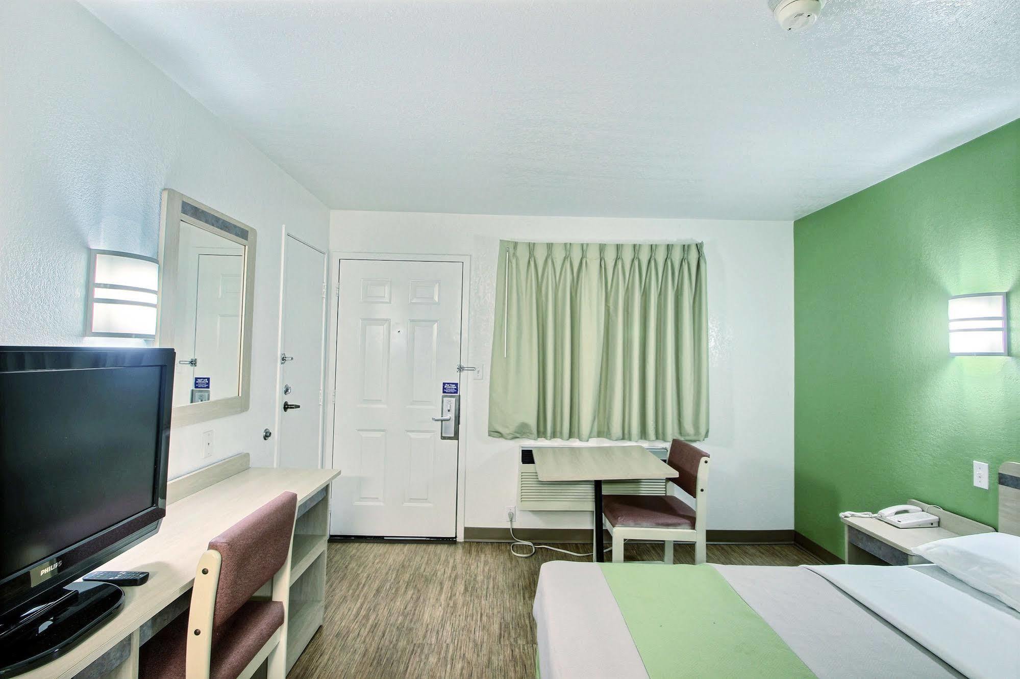 Motel 6 Milwaukee West - Брукфилд Экстерьер фото