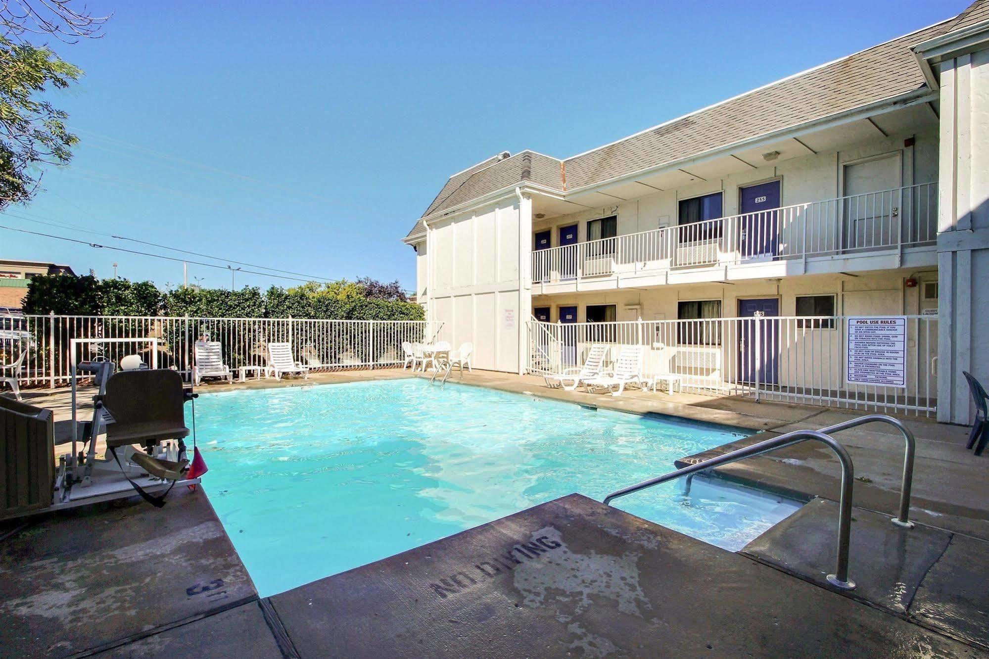 Motel 6 Milwaukee West - Брукфилд Экстерьер фото