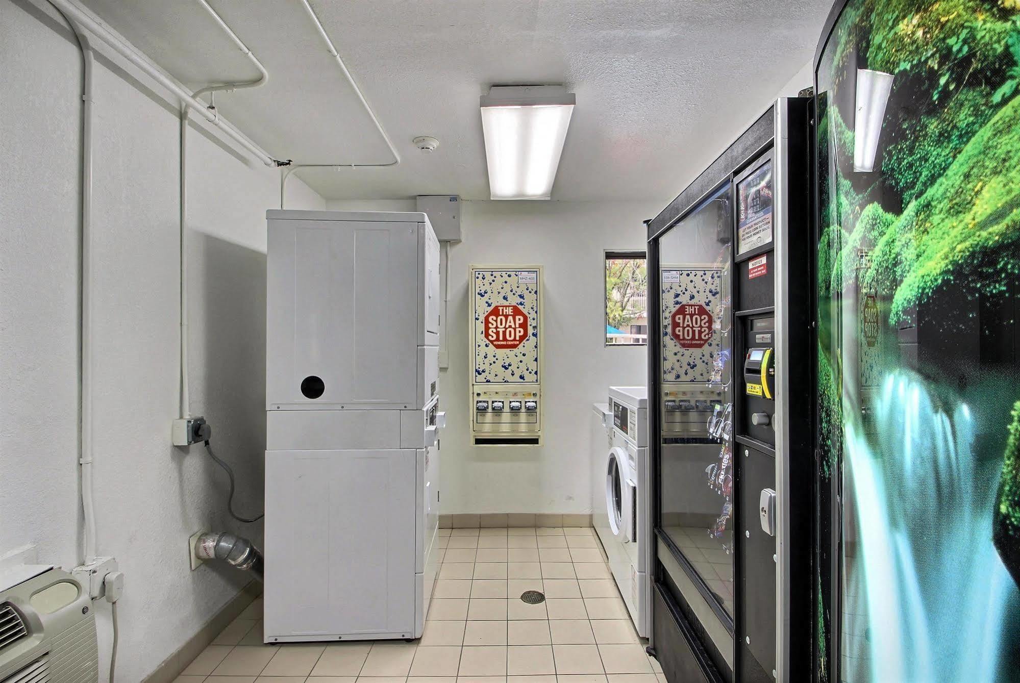 Motel 6 Milwaukee West - Брукфилд Экстерьер фото
