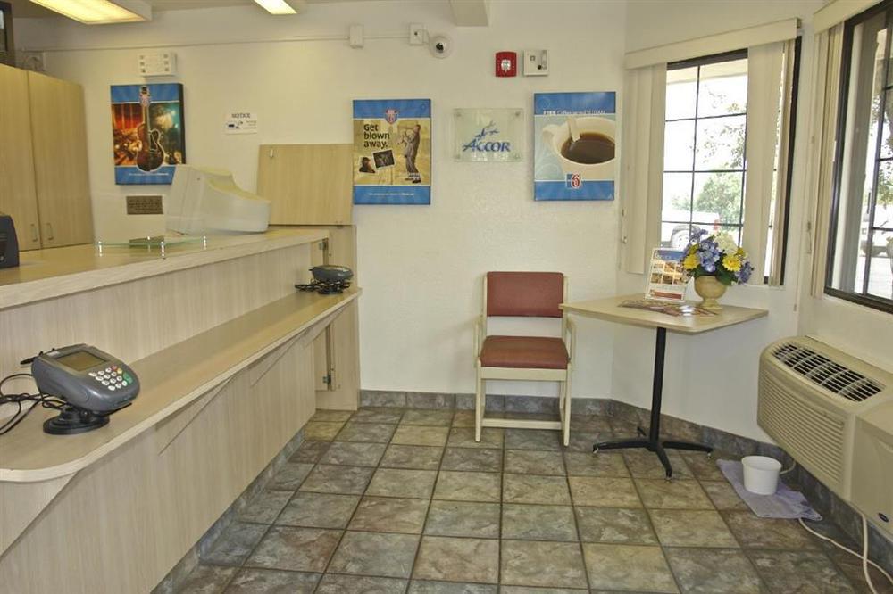 Motel 6 Milwaukee West - Брукфилд Интерьер фото