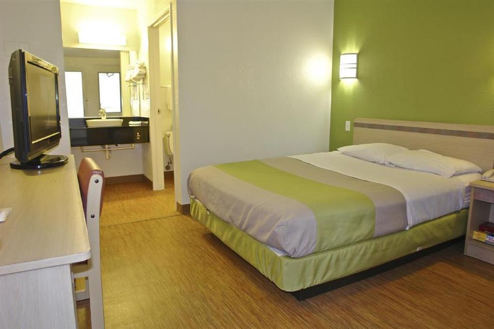 Motel 6 Milwaukee West - Брукфилд Номер фото